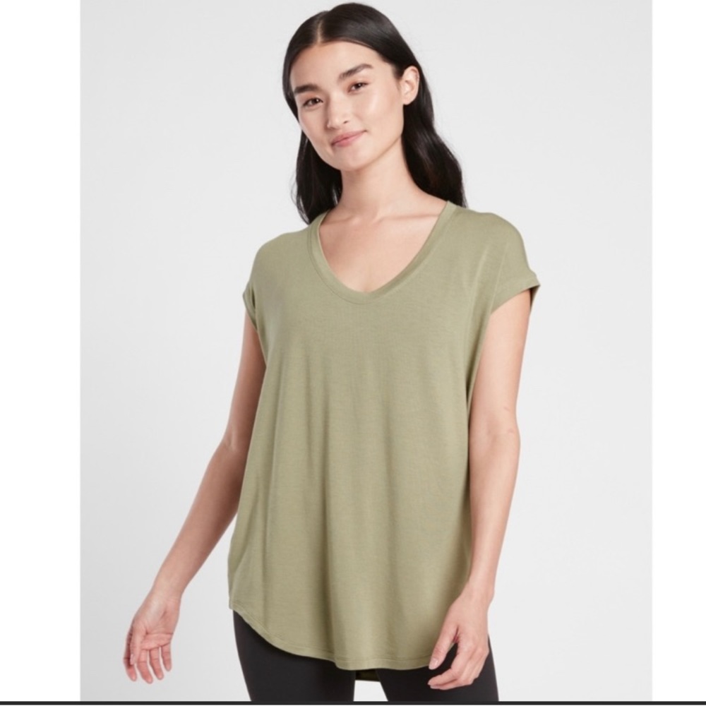 Athleta Cloudlight Stratus Tshirt in Shadow Olive. Size S